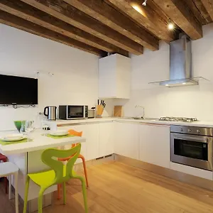 https://the-lions-house-apt1.hotelinveneto.com